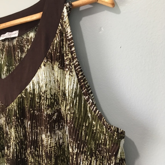 XXL Classic Editions Green Pleated Sleeveless Top - Picture 6 of 7